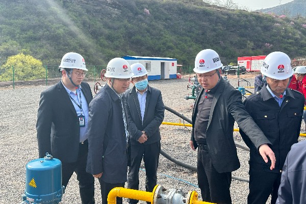 国家矿山清静监察局陕西局党组成员、副局长李社到韩城王峰地面瓦斯抽采项目检查指导事情.jpg