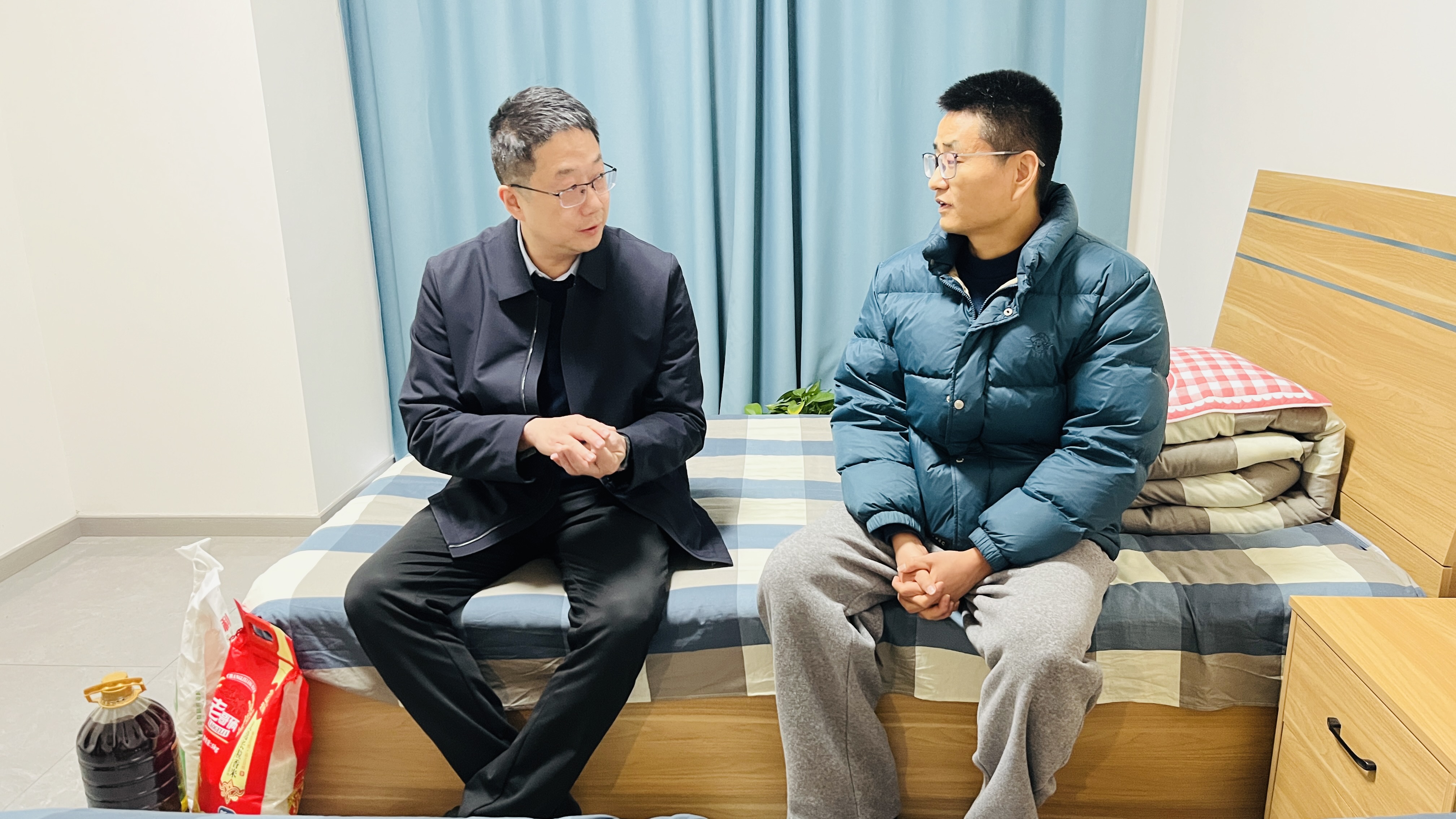 牛鸿波慰问难题职工.jpg