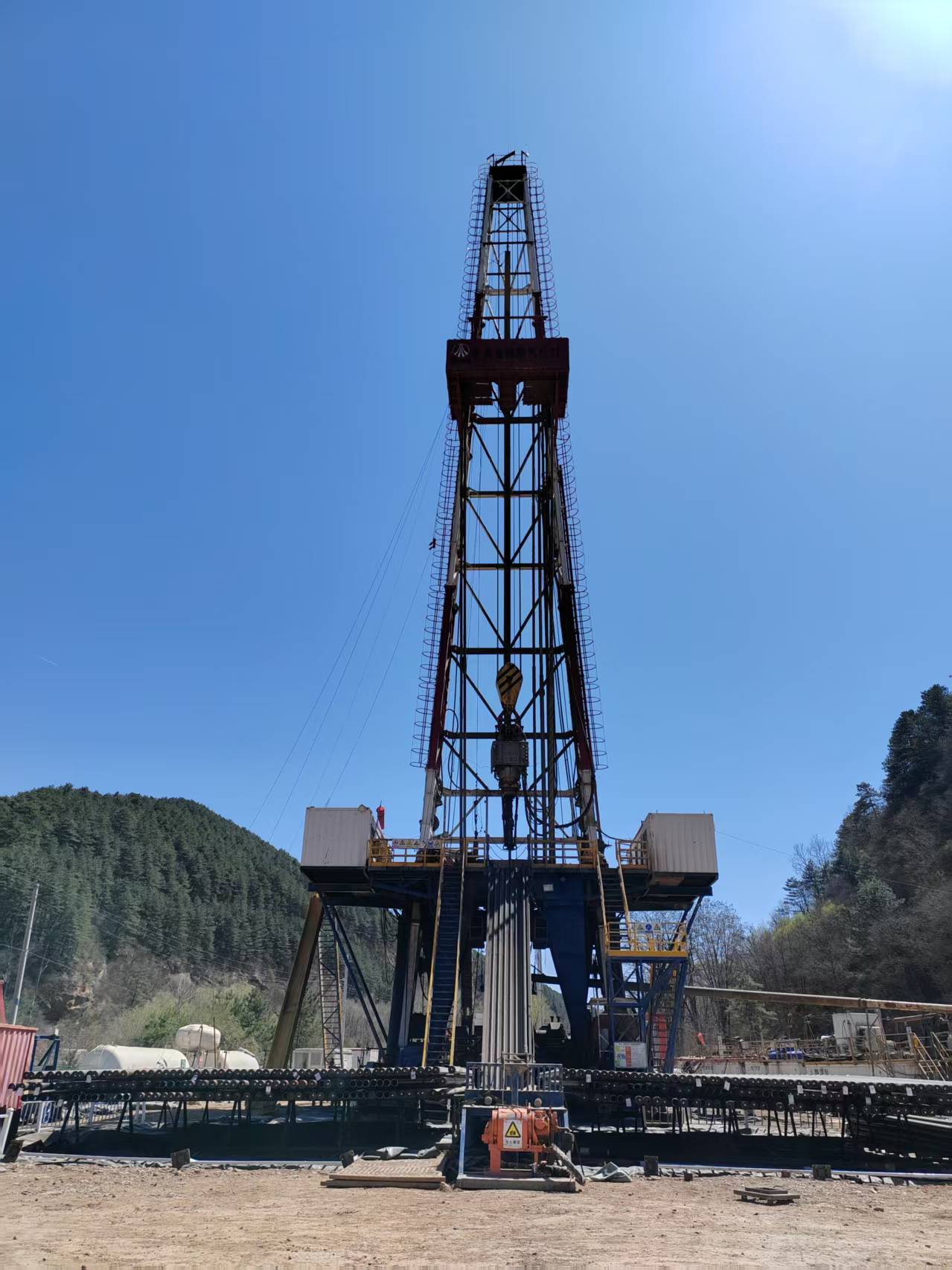 陕煤50009队东湾1井台累计进尺突破万米大关.jpg