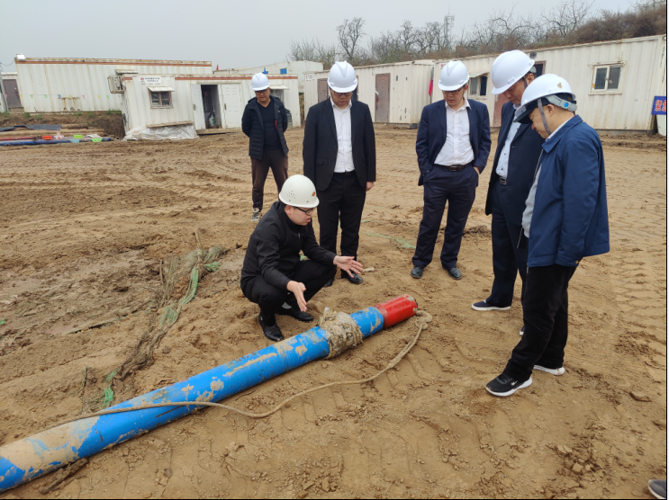 陕西煤监局科技装备处副处长武小兵比及122cc太阳集成游戏铜川分公司施工的孟村攻击地压防治项目检查指导事情1.png